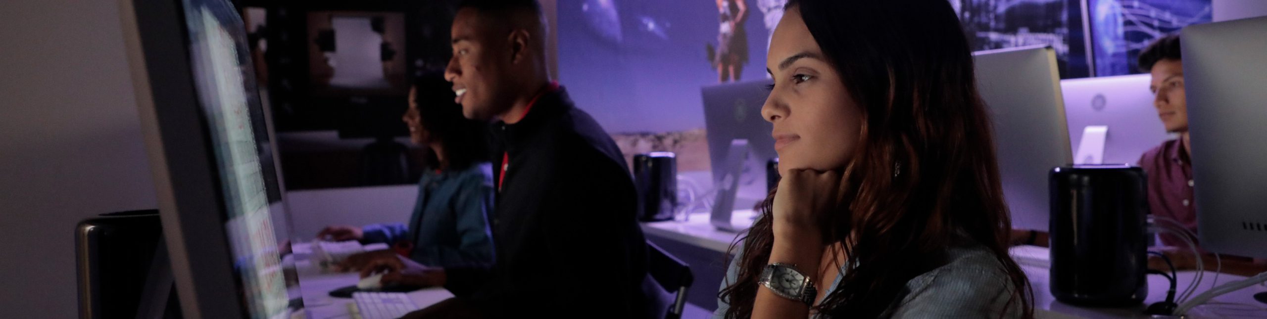 estudiantes en laboratorio de computadora